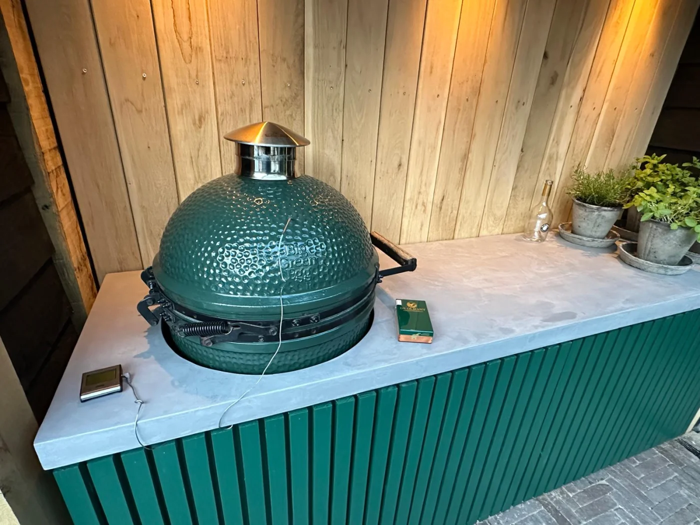 Mikrozement-BBQ-Platte in einer Außenküche mit Big Green Egg