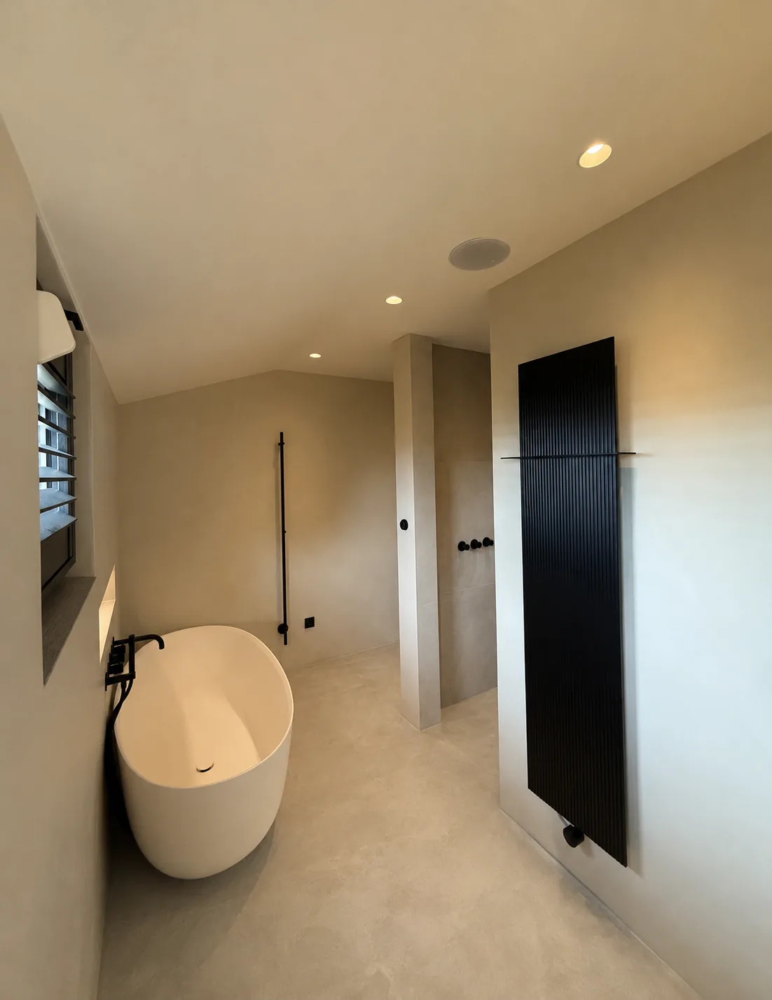 Mikrozement-Badezimmer mit freistehender Badewanne und begehbarer Dusche